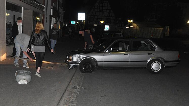 Ein BMW-Fahrer hat in der Nacht zum Samstag vor einem Schaufenster in Forchheim ein Verkehrsschild gerammt. Foto: privat