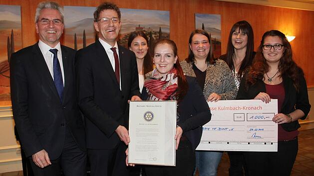 Rotary-Gemeindienstbeauftrager Hans-Peter Hubmann und Pr&auml;sident Peter Bastobbe &uuml;bereichten den Sozialpreis an die Hilfsorganisation "Kulmbach ist bunt": Luisa Popp sowie (im Hintergrund von links) Theresa Gabeli, Laura Ramming, Annika Schoberth und Lorraine Wallner freuten sich &uuml;ber die Auszeichnung. Das Geld soll wieder f&uuml;r die Integration von unbegleiteten Fl&uuml;chtlingen verwendet werden. Foto: Sonja Adam
