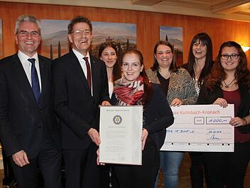 Rotary-Gemeindienstbeauftrager Hans-Peter Hubmann und Präsident Peter Bastobbe übereichten den Sozialpreis an die Hilfsorganisation "Kulmbach ist bunt": Luisa Popp sowie (im Hintergrund von links) Theresa Gabeli, Laura Ramming, Annika Schoberth und Lorraine Wallner freuten sich über die Auszeichnung. Das Geld soll wieder für die Integration von unbegleiteten Flüchtlingen verwendet werden. Foto: Sonja Adam