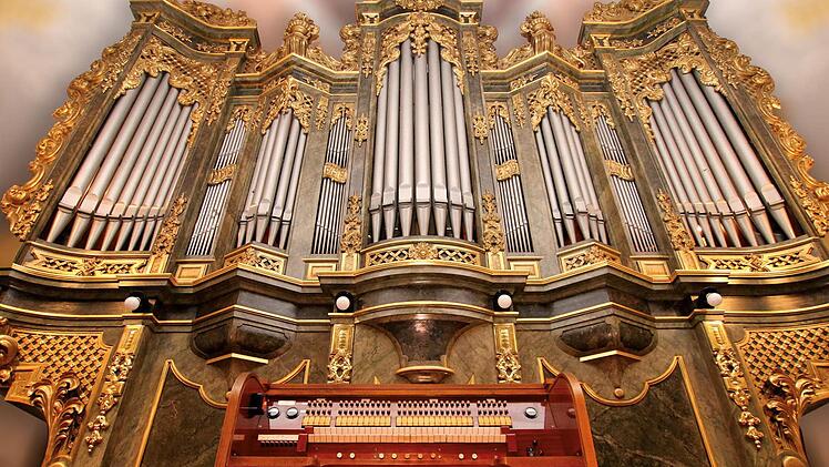 Die wertvolle Strebel-Orgel in der Stadtsteinacher Pfarrkirche St. Michael muss dringend überholt werden. Das seltene Instrument stammt aus dem Jahr 1911, die vorherige Orgel war einem Kirchenbrand zum Opfer gefallen. Fotos: Jürgen Stapf/Peter Müller