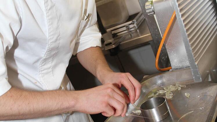 Koch-Azubi Fabian Kammerer aus Südtirol verziert sein Dessert mit kleinen Kreisen aus einem Zuckeraustauschstoff, der sich höher erhitzen lässt und gut formbar ist.