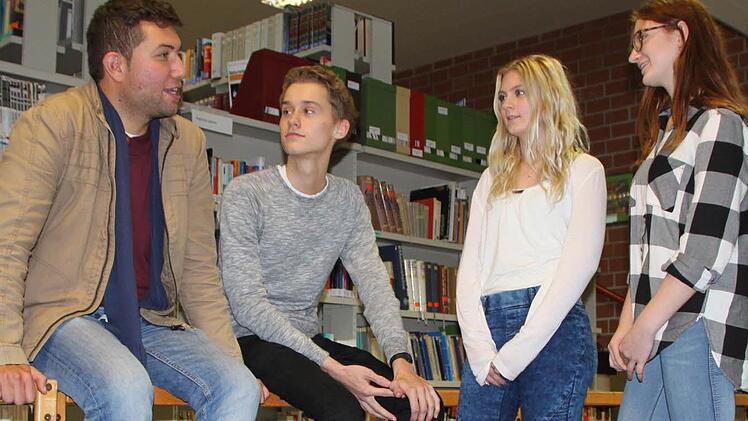 Kinan Kandalaft mit Schülern des Arbeitskreises "Schule ohne Rassismus". Die Schüler haben den syrischen Flüchtling zu einem Workshop mit Zehntklässlern eingeladen. Foto: Ulrike Müller
