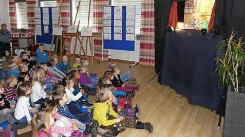 Aufmerksam verfolgten die Kinder, wie der Kasperl und sein Freund dem Nikolaus halfen.  Foto: Paul Pöhlmann