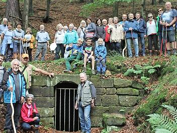 Die Exkursionsteilnehmer bei der Besichtigung des renovierten "Holzbrunnens" unterhalb von G&ouml;rau  Foto: Christa Schr&ouml;der