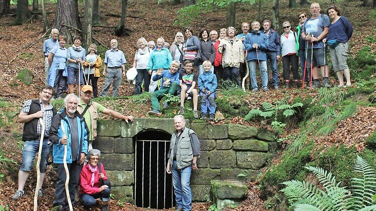 Die Exkursionsteilnehmer bei der Besichtigung des renovierten "Holzbrunnens" unterhalb von G&ouml;rau  Foto: Christa Schr&ouml;der