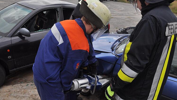 Retten, löschen, bergen, schützen - voller Einsatz für die jungen Feuerwehrleute. Fünf verschiedene Aufgaben wurden ihnen bei der 24-Stunden-Übung gestellt. Foto: Daniel Wiener