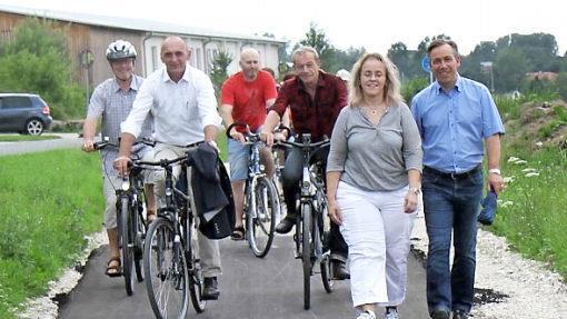 Landrat Alexander Tritthart und seine Frau Angelika testeten die Anbindung als Fußgänger. Fotos: Richard Sänger