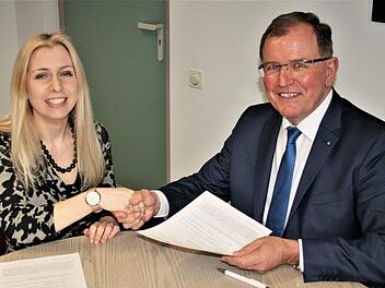 Die künftige Leiterin der Museen Schloss Aschach, Josefine Hoske (32), nach ihrer Vertragsunterschrift mit Bezirkstagspräsident Erwin Dotzel. Foto: Markus Mauritz