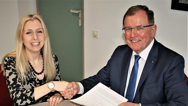 Die künftige Leiterin der Museen Schloss Aschach, Josefine Hoske (32), nach ihrer Vertragsunterschrift mit Bezirkstagspräsident Erwin Dotzel. Foto: Markus Mauritz