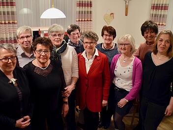 Ihre Gr&uuml;ndungsmitglieder hat die Frauenunion  Burkardroth geehrt  (von links):  Rita St&uuml;rzenberger, Helga Geis, Imelda Amrhein, Elisabeth Kuhn, Eva Schwab und Stilla Wehner. Au&szlig;erdem   Barbara Albert (15 Jahre Mitgliedschaft) sowie Monika Ziegler und Silvia Metz, die ebenfalls Gr&uuml;ndungsmitglieder  sind und damit 20 Jahre dabei.  Rechts Nikola Renner-Knopp , Kreisvorsitzende der FU. Es fehlen Anneliese B&uuml;hner, Brigitte Schmitt und Helga Reimann, die die FU Burkardroth ebenfalls mitgegr&uuml;ndet ha...