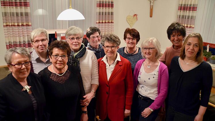 Ihre Gr&uuml;ndungsmitglieder hat die Frauenunion  Burkardroth geehrt  (von links):  Rita St&uuml;rzenberger, Helga Geis, Imelda Amrhein, Elisabeth Kuhn, Eva Schwab und Stilla Wehner. Au&szlig;erdem   Barbara Albert (15 Jahre Mitgliedschaft) sowie Monika Ziegler und Silvia Metz, die ebenfalls Gr&uuml;ndungsmitglieder  sind und damit 20 Jahre dabei.  Rechts Nikola Renner-Knopp , Kreisvorsitzende der FU. Es fehlen Anneliese B&uuml;hner, Brigitte Schmitt und Helga Reimann, die die FU Burkardroth ebenfalls mitgegr&uuml;ndet ha...