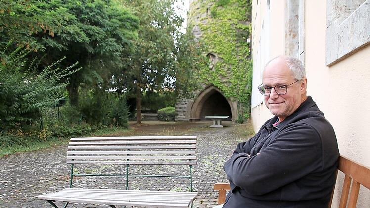 Pater Markus Reis sitzt auf seinem Lieblingsplatz am Jugendhaus und hat Zeit. Wer will, kann sich zu ihm setzen und mit ihm reden. Alle zwei Wochen bietet er "Der Pfarrer hat Zeit" an.  Foto: Thomas Malz