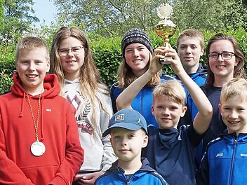 Das TVE-Team (hinten von links): Susanne Amend, Markus und Carolin Jakob, Inka Amend, Jan Senff, Lara Amend, Klaus Hanke und vorne: Lukas Hanke, Emil Marsoun (mit Pokal) und Simon Schneider Foto: W. Dietz