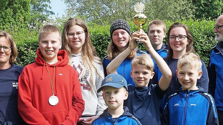 Das TVE-Team (hinten von links): Susanne Amend, Markus und Carolin Jakob, Inka Amend, Jan Senff, Lara Amend, Klaus Hanke und vorne: Lukas Hanke, Emil Marsoun (mit Pokal) und Simon Schneider Foto: W. Dietz