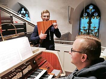 Maik Förner an der Panflöte und Christian Weiß an der Orgel sorgten für die musikalische Umrahmung der Andacht. Foto: Susanne Deuerling