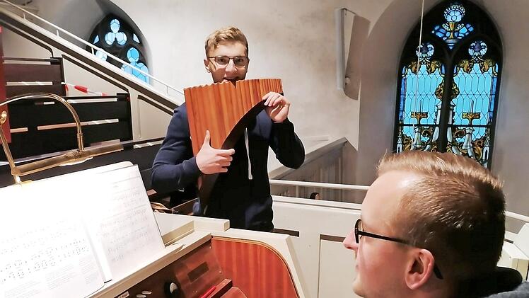 Maik Förner an der Panflöte und Christian Weiß an der Orgel sorgten für die musikalische Umrahmung der Andacht. Foto: Susanne Deuerling