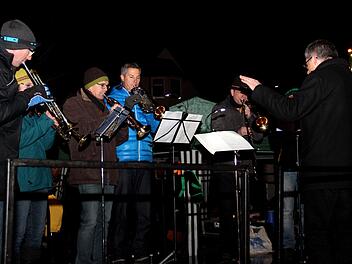 Der Posaunenchor stimmt die Zuhörer auf auf den Weihnachtsmarkt 2015 ein.Johanna Blum