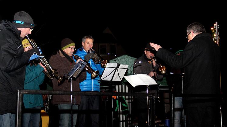 Der Posaunenchor stimmt die Zuhörer auf auf den Weihnachtsmarkt 2015 ein.Johanna Blum