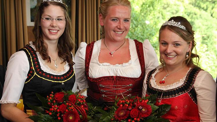 Marina I. (r.) beerbt Carina (M.) als Kirschenkönigin. Elisa (l.) ist die neue Stellvertreterin.