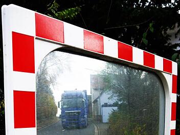 Bis zu 5400 Fahrzeuge, darunter viele Lastwagen, fahren täglich durch Kleingarnstadt. Um die Anwohner zu entlasten, soll in vier Jahren eine Umgehung gebaut werden. Foto: Berthold Köhler