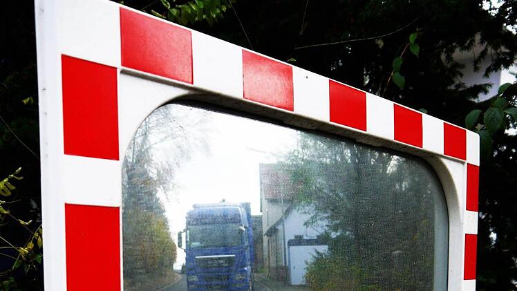 Bis zu 5400 Fahrzeuge, darunter viele Lastwagen, fahren täglich durch Kleingarnstadt. Um die Anwohner zu entlasten, soll in vier Jahren eine Umgehung gebaut werden. Foto: Berthold Köhler