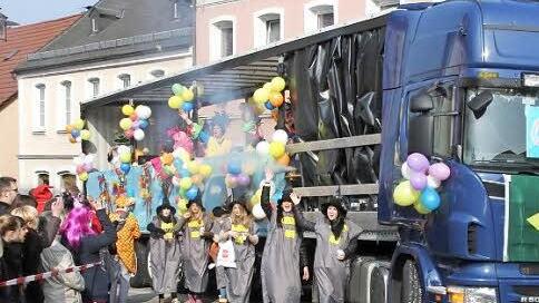 Die Bonbonhexen laufen am unverkleideten LKW mit und flankieren die Räder - auch solch eine Lösung wäre möglich: Nur der Schriftzug in der Windschutzscheibe wäre nicht genehmigungsfähig