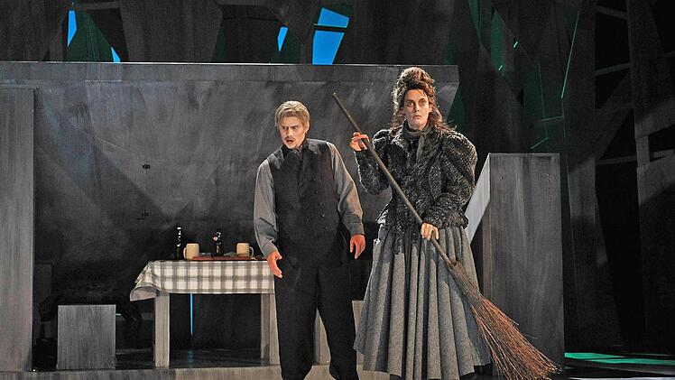 Jiri Rajnis als Besenbinder und Gabriela Künzler als seine Frau Gertrud.