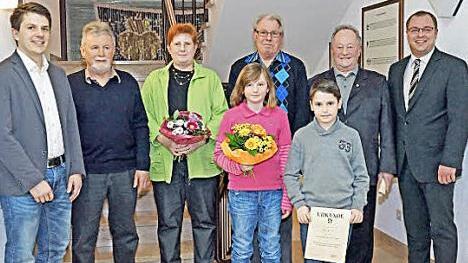 Ehrung für außergewöhnliche sportliche Leistungen und Erwerb des Goldenen Sportabzeichens (von links): Sebastian Probst, Helmuth Durst, Renate Schramm, Anna Merkel, Dieter Scheler, Max Keller, Günter Engel und Bürgermeister Sebastian Straubel.  Fotos: A. Herzog