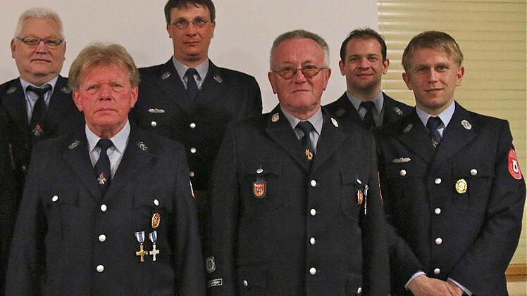 Die Schwärzelbacher Wehr ehrte langjährige Mitgliedschaften und ernannte Ehrenmitglieder (vorn, v. l.): Wolfgang Scholz, Norbert Schneider und Tobias Breitenbach; (hinten, v. l.): Günter Heim, Andreas Schmitt und Alexander Heim.  Fotos: Gerd Schaar