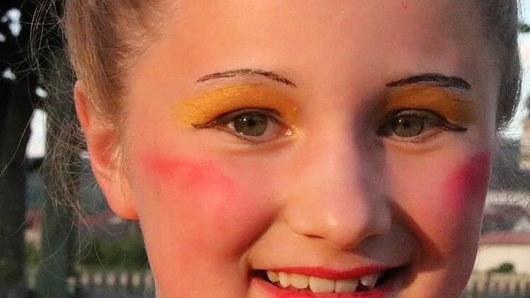 Amelie (9) hat die Zirkus-Woche viel Spaß gemacht. Diabolo und Luftring hatte sie sich ausgesucht. Nach der Abschluss-Vorstellung war sie erleichtert, dass alles so gut geklappt hat. Foto: Ralf Ruppert