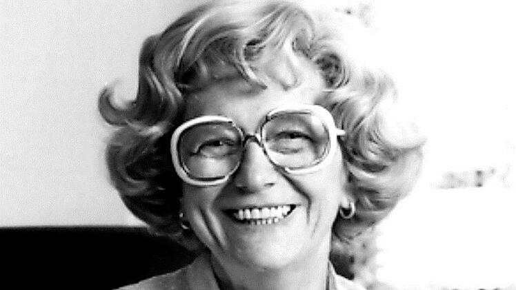 Käthe Dassler an ihrem Schreibtisch Foto: Archiv