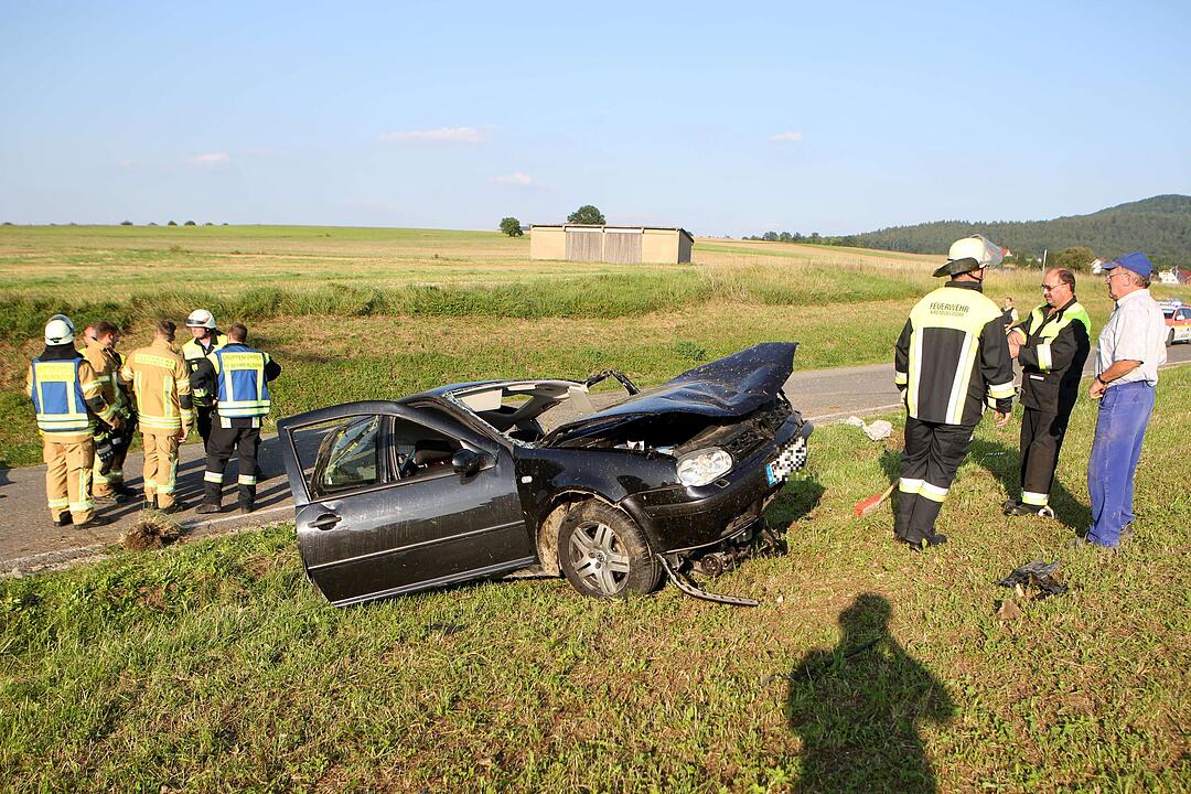 Schmerldorf: 20-Jähriger bei Unfall aus Auto geschleudert und schwerst verletzt