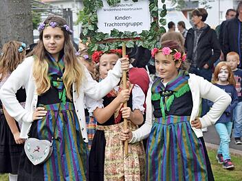 Die Trachtentanzgruppe der Grundschule Haarbrücken zeigte den Gästen am Samstagnachmittag ein paar ihrer Tänze. Foto: Daniela Pondelicek
