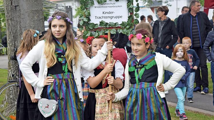 Die Trachtentanzgruppe der Grundschule Haarbrücken zeigte den Gästen am Samstagnachmittag ein paar ihrer Tänze. Foto: Daniela Pondelicek