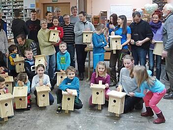 Die stolzen Kinder mit ihren fertigen Starenk&auml;sten  Foto: Heinz Stammberger