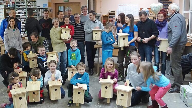 Die stolzen Kinder mit ihren fertigen Starenk&auml;sten  Foto: Heinz Stammberger