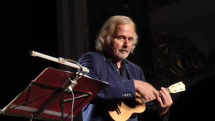 Der Nichtphilharmoniker, Gitarrist, Arrangeur und Komponist Helmut Nieberle mit Ukulele.