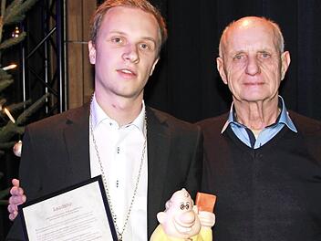 Mit der "Goldenen Pfeife" wurde Simon Winkler (links) ausgezeichnet. Rechts Schiedsrichter-Obmann G&uuml;nther Reitzner Foto: Markus Sch&uuml;tz