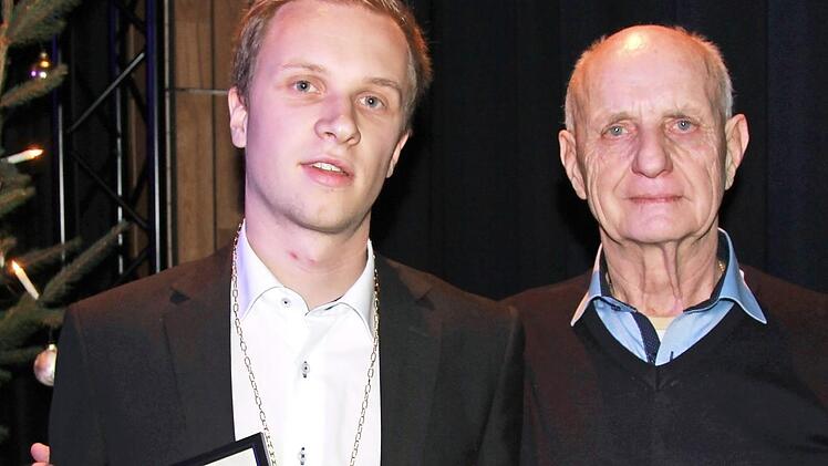 Mit der "Goldenen Pfeife" wurde Simon Winkler (links) ausgezeichnet. Rechts Schiedsrichter-Obmann G&uuml;nther Reitzner Foto: Markus Sch&uuml;tz