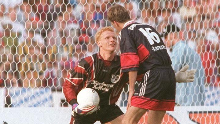 Obwohl er 16 Gegentreffer kassierte, war das DFB-Pokalspiel gegen den FC Bayern München (rechts Dietmar Hamann) das schönste Erlebnis in der Torhüter-Karriere von Peter Hofmann. Foto: (Archiv): Anand Anders