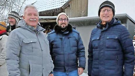 Auf Initiative von Frank Haug wurden 150 Euro gesammelt, um den vielen Sternsingerinnen und Sternsingern f&uuml;r ihre ehrenamtliche Arbeit einen kurzweiligen Nachmittag bieten zu k&ouml;nnen. Von links: Frank Haug, Michael Haug und der Sternsinger-Organisa...