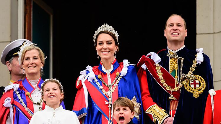 Nicht nur bei der Kr&ouml;nung von K&ouml;nig Charles III. zogen Prinz William (rechts), seine Ehefrau Prinzessin Kate (Mitte) und die gemeinsamen Kinder (im Bild: Prinzessin Charlotte und Prinz Louis) die Blicke auf sich.