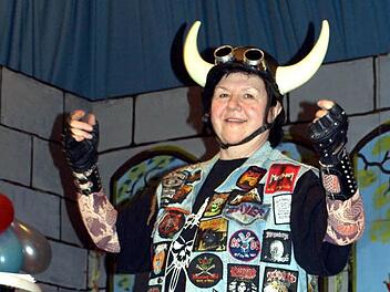Moni Reißig als "Rocker", dessen Motorrad nicht richtig lief, weil es "auf Stottern gekauft war". In dieser Rolle tritt sie bei "Franken sucht den Supernarr" im Halbfinale am Freitag, 9. Januar, an. Foto: Susanne Deuerling