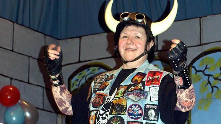 Moni Reißig als "Rocker", dessen Motorrad nicht richtig lief, weil es "auf Stottern gekauft war". In dieser Rolle tritt sie bei "Franken sucht den Supernarr" im Halbfinale am Freitag, 9. Januar, an. Foto: Susanne Deuerling