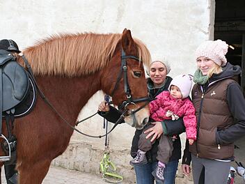 Die Vorsitzende des RC Schwarzenbach, Silke Baum mit Tochter Sophia (links) und Schatzmeisterin Marina Wirth ergriffen die Initiative zur Gründung des Reitclubs. Foto: Evi Seeger