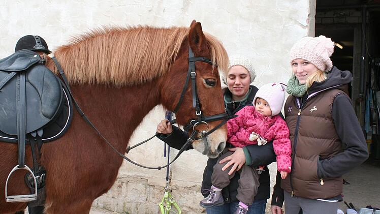 Die Vorsitzende des RC Schwarzenbach, Silke Baum mit Tochter Sophia (links) und Schatzmeisterin Marina Wirth ergriffen die Initiative zur Gründung des Reitclubs. Foto: Evi Seeger
