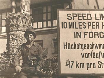 Für Kulmbach ist der Krieg am 13. April 1945 vorbei: Ein amerikanischer GI sitzt auf dem Zinsfelderbrunnen am Holzmarkt (hinten die "Stadt-schänke"). Die Aufnahme entstand später im Jahr 1945, schon zu Zeiten des US Civil Governments. Foto: Archiv Schoberth