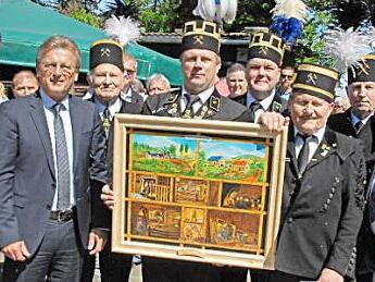 Heiko Eisenbeiß und Harald Greser überreichten in Recklinghausen ein Bild mit Impressionen der einstigen Zeche "König Ludwig" in Reitsch. Mit dabei waren OB Christoph Tesche (l.), Stockheims Bürgermeister Rainer Detsch (2. v. l.) sowie stellvertretender Bürgermeister Jochen Weber (r.).  Foto: gf