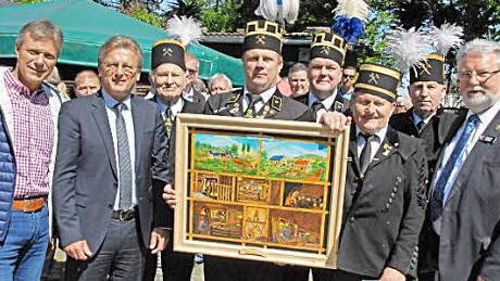 Heiko Eisenbeiß und Harald Greser überreichten in Recklinghausen ein Bild mit Impressionen der einstigen Zeche "König Ludwig" in Reitsch. Mit dabei waren OB Christoph Tesche (l.), Stockheims Bürgermeister Rainer Detsch (2. v. l.) sowie stellvertretender Bürgermeister Jochen Weber (r.).  Foto: gf