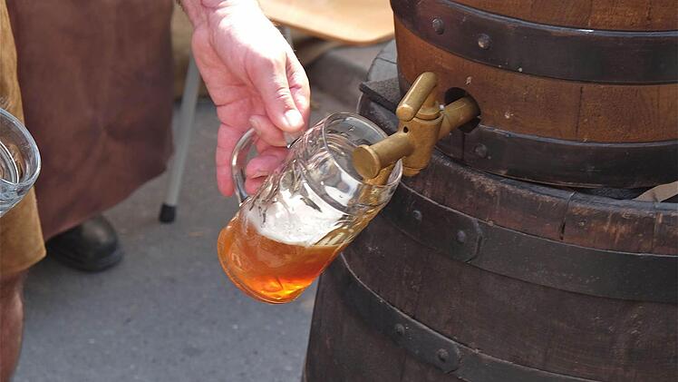 August Winter, einer der ältesten Einwohner, stach das Festbierfass an. Foto: Gerd Schaar